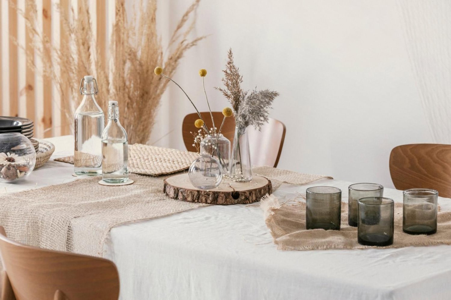 Rustic wedding table with linen runner, dried pampas and glassware for a Dubai celebration